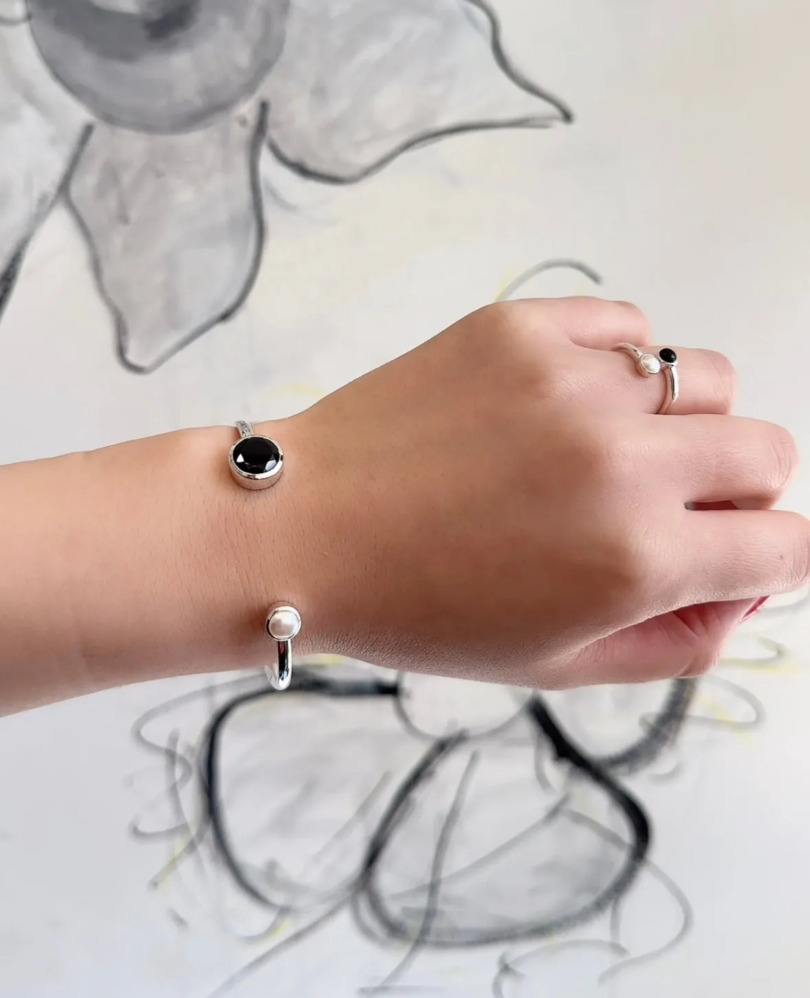 Amare Wear Black Spinel and Freshwater Pearl Silver Handcuff Bracelet