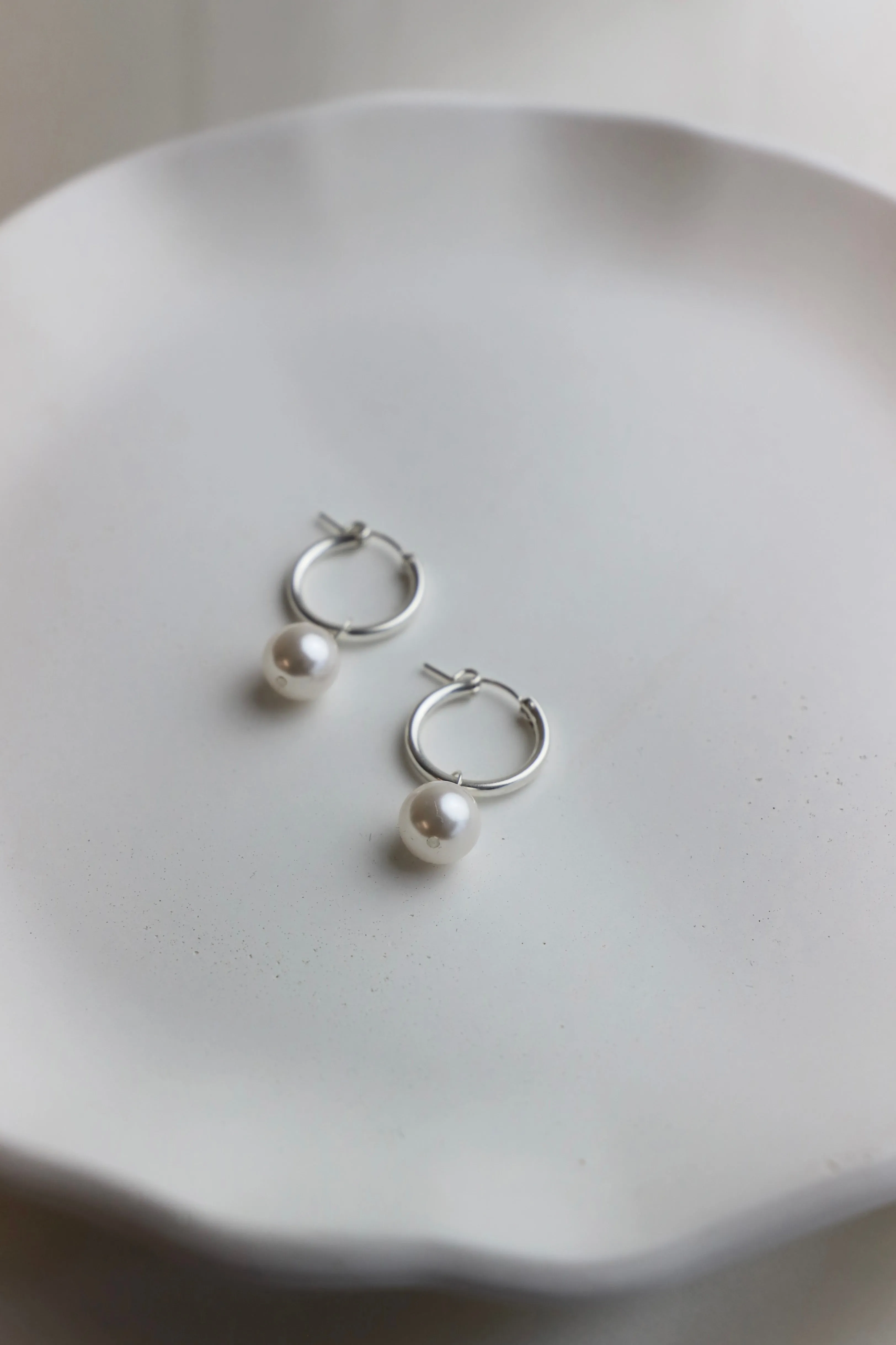 AUDREY PEARL HOOP EARRINGS-SILVER